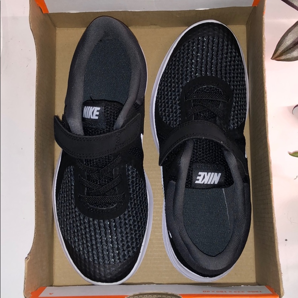 Nike Revolutions - Picture 2 of 5
